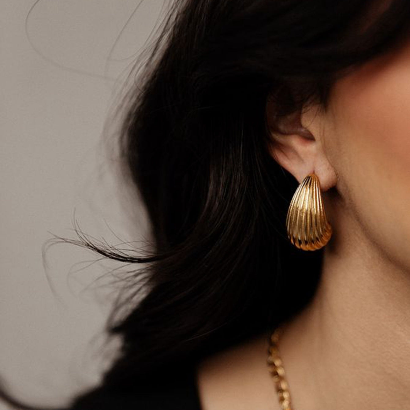 Exaggerated Advanced 18K Gold Stripes Water Drop Ear Studs Personality